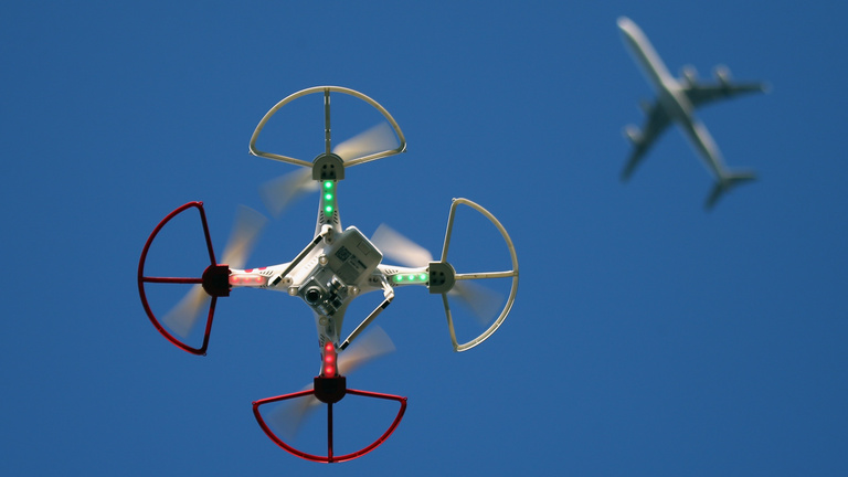 Több százezerre büntettek egy drónt reptető nőt