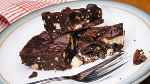 Mazsolás csokiszalámi-kockák – csak egy tálban kell összekeverned a hozzávalókat ehhez a klassz desszerthez