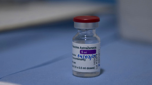 Írországban és Olaszországban is felfüggesztették az AstraZeneca-vakcina használatát