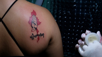 Tetoválásokkal is harcolnak a demokráciáért Mianmarban