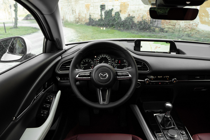 Nincs túlgondolva, de vezetőközpontú és feltűnően kellemes a Mazda 3-mal közös cockpit