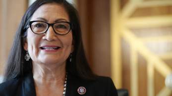 Megszavazták az első amerikai őslakos belügyminisztert