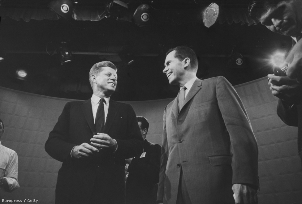 Míg 1952-ben megmentette a karrierjét, 1960-ban a vesztét okozta a televízió. A Kennedyvel folytatott választási küzdelmében rendeztek először televíziós vitát, amit a közvélemény fele még csak rádión követett. Azok, akik csak hallották a vitát, Nixont gondolták jobbnak. De akik látták is, a napbarnította, mosolygós Kennedyt vonzóbnak találták a sminkelést visszautasító, ezért a képernyőn hullaszerűnek ható Nixonnál. Persze a választást nem ezen, hanem pártízezer elcsalt chicagói szavazaton bukta el, aminek a későbbi fejlemények szempontjából még lesz jelentősége.