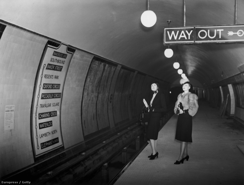 Várakozó utasok az újonnan épült St. John's Wood állomáson, 1939. november 15-én.