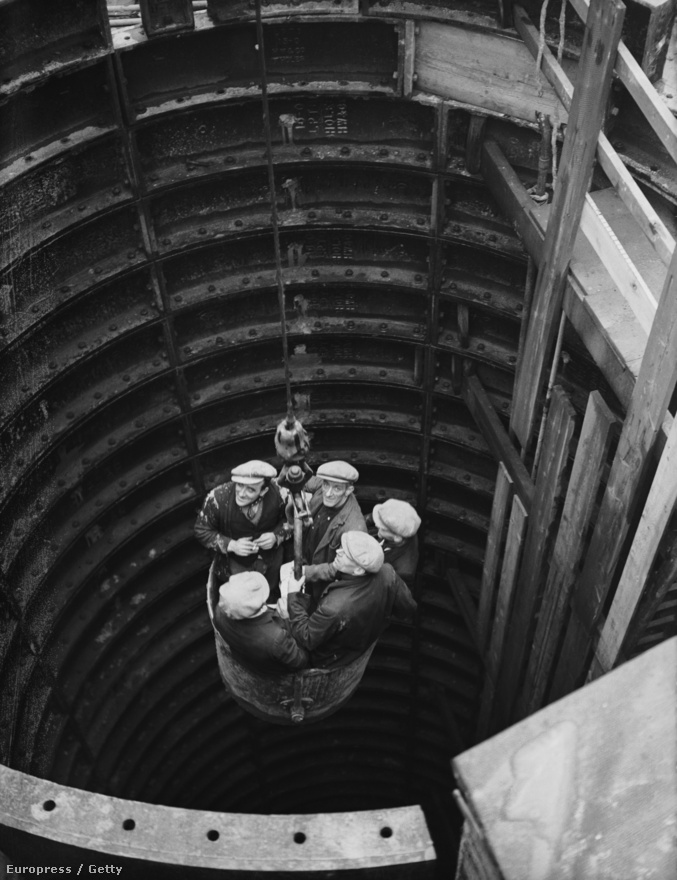 A munkások leereszkedtek a Baker Streetnél épített alagútba, ahol a Bakerloo metróvonal meghosszabbításán dolgoztak a Baker Street és az Edgware Road között. A felvétel 1937. februárjában készült.
