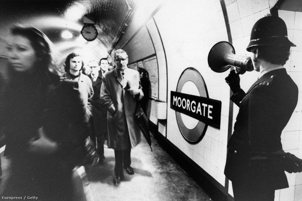 Egy rendőr az evakuált utasok együttműködését kéri a Moorgate állomáson, ahol korábban baleset történt. A kép 1975. március 11-én készült.