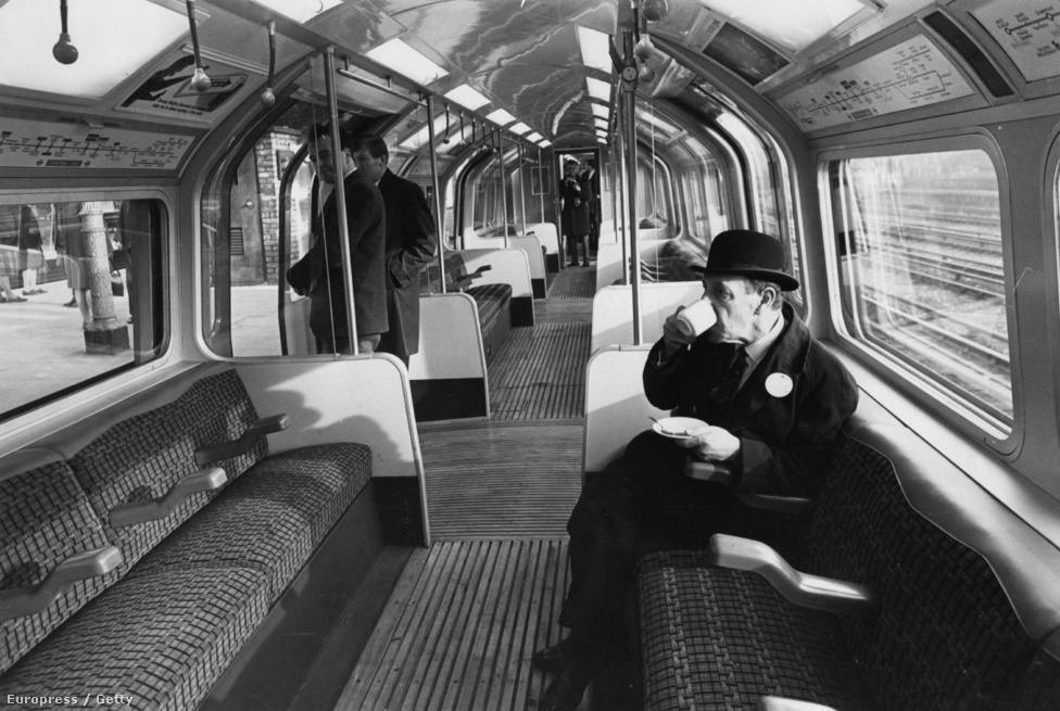 A londoni metró egy alkalmazottja kávézik, miközben az új, automatizált vonatokat teszteli a Central Line vonalán. Az új szerelvényeket az 1968-ban megnyílt Victoria vonalra tervezték.