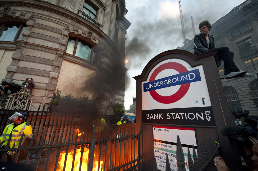2009. április 1-jén erőszakos zavargások törtek ki London pénzügyi negyedében. A G20 konferencia ellen tiltakozó tüntetőket a rohamrendőrség csak órákkal később tudta feloszlatni.