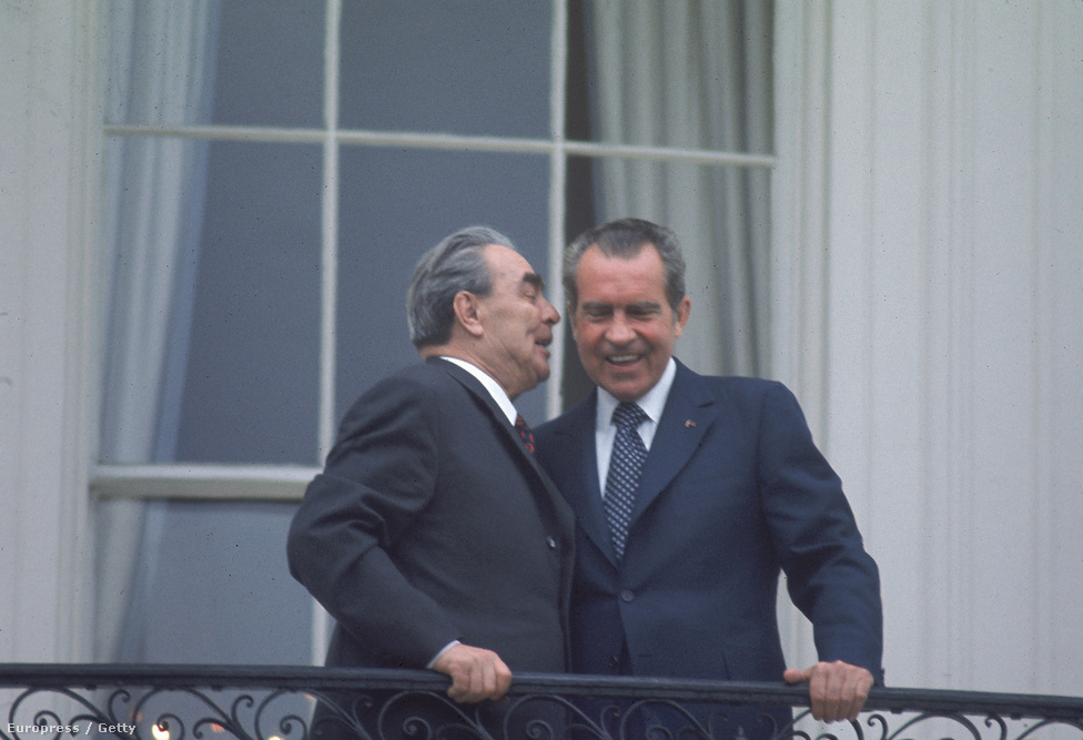 A választási győzelem után pedig jöhetett a kínainál is nagyobb nyitás. 1973-ban Leonyid Brezsnyev, a szovjet pártfőtitkár történelmi amerikai látogatásra érkezett, Nixon a Fehér Házban fogadta.