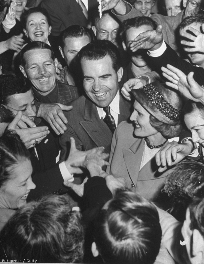 A csóróként felnőtt Nixonban hatalmas gyűlölet munkálkodott. Utált mindenkit, aki beleszületett a jóba, gyűlölte a filantróp gazdagokat. Így amikor 1946-ben politikai pályára lépett, keresve se találhatott volna jobb ellenfelet magánál a kaliforniai 12-es körzet kékvérű képviselőjénél, Horace Jeremiah Voorhisnél, akit az amerikai történelem valaha volt legbecsületesebb képviselőjeként tartanak nyilván. Nixon simán a földbe döngölte, és ezzel elindult villámkarrierje. Négy évvel később már Kaliforina egyik szenátora lehetett, rá két évre pedig már a háborús hős Eisenhower alelnöke. 