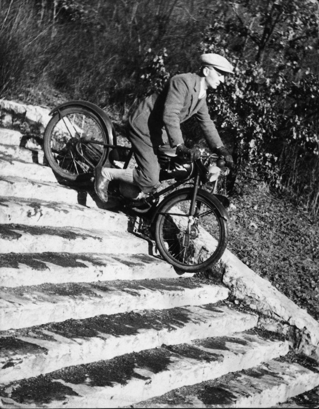 Urbach László a János-hegyi kilátó lépcsőjén teszi próbára motorkerékpárja teleszkópját