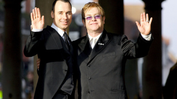 Elton John kiakadt a katolikus egyházra, megtalálta Ferenc pápát is
