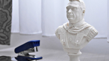 Már Orbán Viktort római császárként mutató szobrot is lehet kapni 4900 forintért