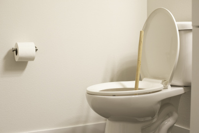 4 hétköznapi dolog, ami súlyos dugulást okozhat, ha WC-be dobod: a papírtörlőtől a nedves törlőkendőig