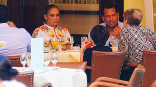 Jennifer Lopez és Alex Rodriguez jó nagyokat puszilkodnak Dominikán
