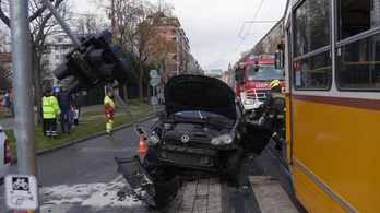 Villamos és autó ütközött a Fehérvári úton