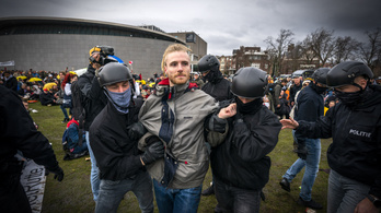 Vízágyúval oszlatták Amszterdamban a járványügyi korlátozások ellen tüntetést