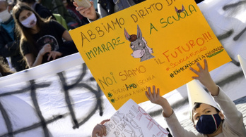 Több ezer olasz diák, szülő és tanár tüntetett a korlátozások ellen
