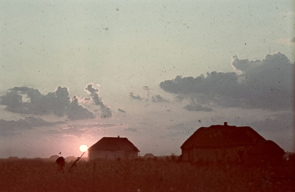 "Elképesztő naplementék voltak az orosz síkságon" - mondja erről a képről a fényképész fia. 