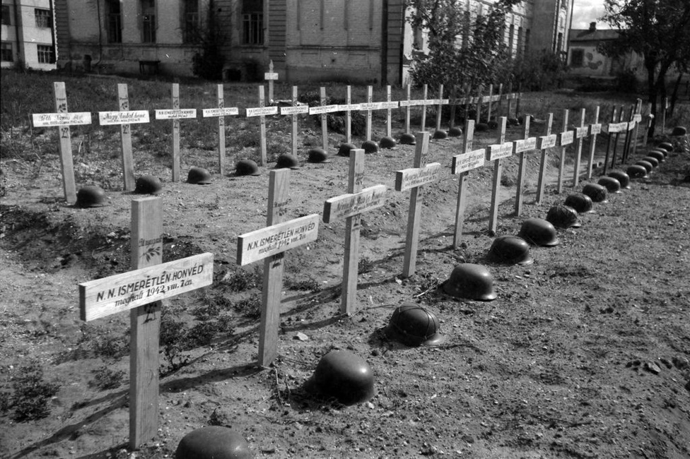 Ismeretlen magyar katonák sírjai. A doni hadműveletben több tízezren vesztették életüket, sokan hadifogságba estek. 207 ezer katona és 16 ezer munkaszolgálatos feladata lett volna a Vörös hadsereg megállítása a kb. 200 km hosszú frontszakaszon.