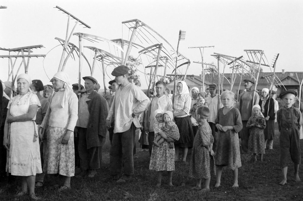 Orosz parasztok aratási munkálatok közben. A szovjet mezőgazdaság iparosítása csak az 50-es években kezdődik.