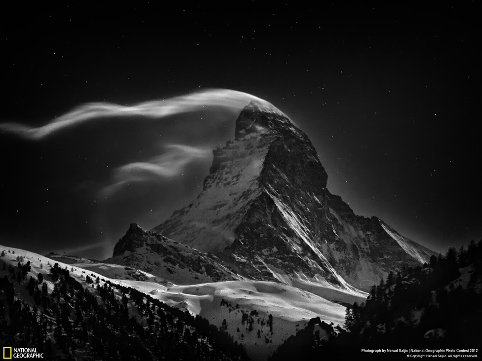 Nenad Saljic Helyek kategóriagyőztes képe. Zermatt, Svájc  A Matterhorn 4478 méteres csúcsa teliholdkor.