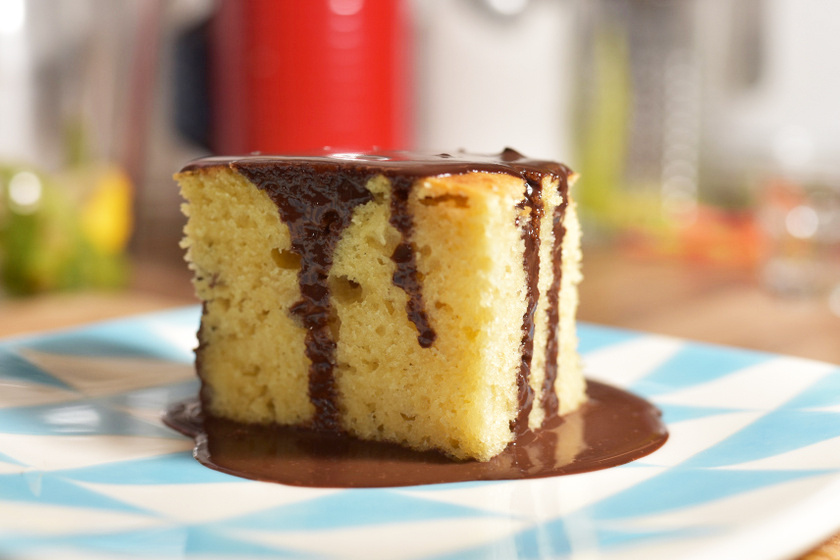 Menzás klasszikusból születésnapi desszert: piskóta csokiöntettel, ünnepi kivitelben