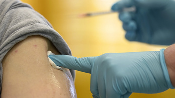 Merkely: Beadhatóak a koronavírus elleni vakcinák kismamáknak is