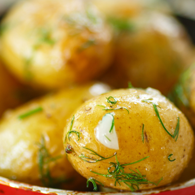 Így lesz a legfinomabb a sütőben sült újkrumpli - A kora nyári köret megunhatatlan