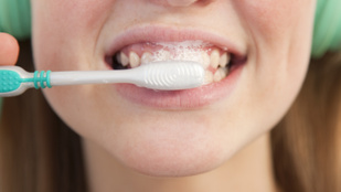 Reggeli előtt vagy után mossak fogat? A szakember megmondja