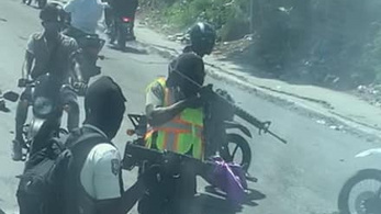 Fegyveresek támadták meg a vb-selejtezőre igyekvő csapat buszát
