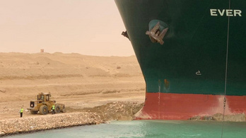 Harmadik napja áll keresztben egy hajó a Szuezi-csatornában