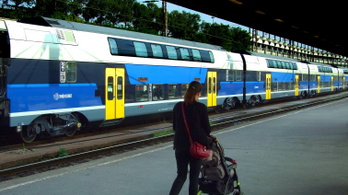 Kisiklott egy vonat a Nyugati pályaudvaron, késések és korlátozások jönnek