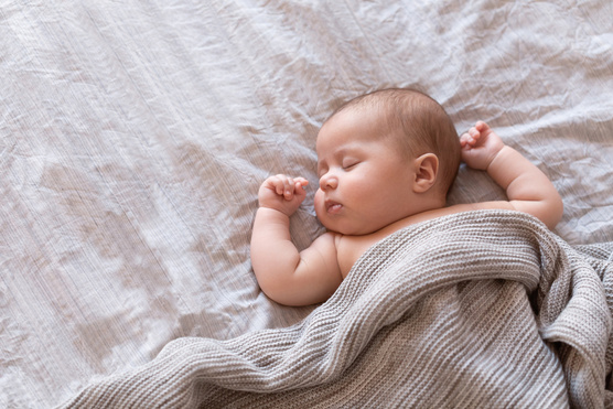Hason vagy háton aludjon a baba? – Tévhitek és valódi veszélyek