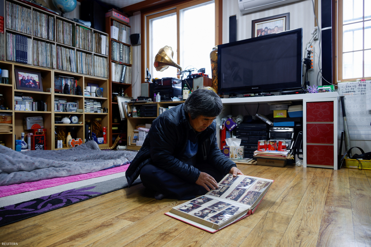 A 66 éves Kim Si-young egy negyven évvel ezelőtti fotóalbumot mutat meg a stáb tagjainak. Egykoron Nok-szigete forgalmas halászfalu volt, nyáron a strandokon nagy volt az élet. „Nagyon nyomasztó látni, ahogy elfogynak az emberek″ – mondta Kim Si-young. 2021. feburár 27-e.
