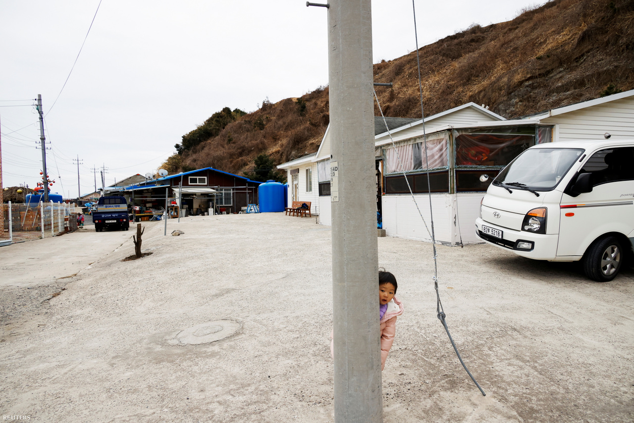 A 3 éves Lyoo Ye-hee és testvérei bújócskáznak a szigeten. A gyerekek szeretnek itt élni, a nagyvárosokkal szemben ugyanis itt tiszta a levegő és nincs forgalom. Nok-sziget, 2021. február 26-a.