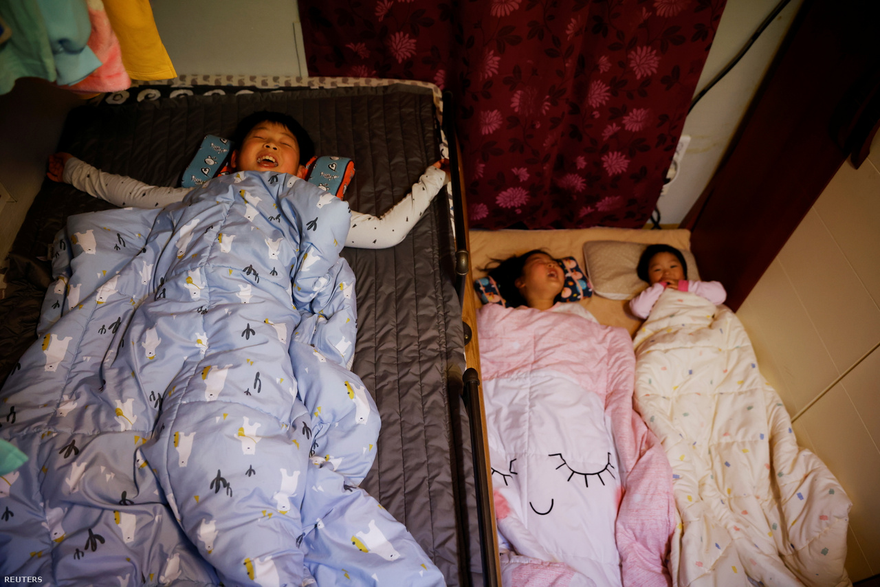 Nok-szigeten nincs gond az alvással. A legidősebb testvér, a 10 éves Chan-hee sokkal jobban szeret itt élni, a zajos és poros Szöulban nem érzi jól magát. 2021. március 1-e.