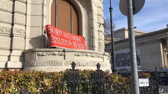 Aktivisták másztak fel vasárnap reggel a Fidesz-székház erkélyére, kifeszítettek egy molinót