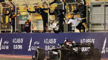Hamilton nyerte a Bahreini „taktikai” Nagydíjat