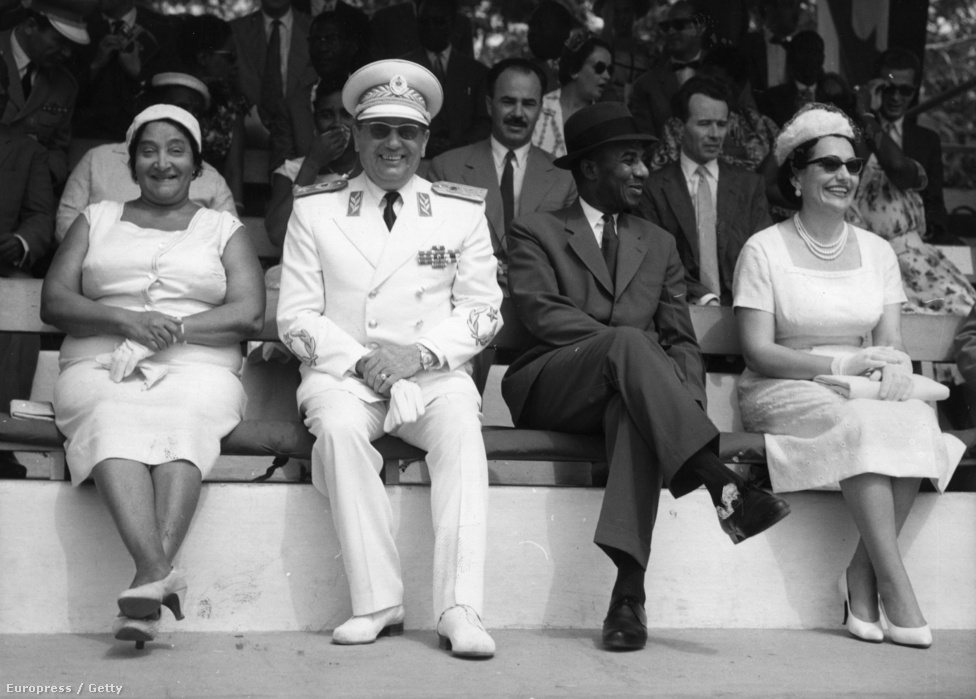Tito 1961-ben az egy évvel korábban létrejött Togo első elnöke, Sylvanus Olympio mellett egy togói katonai parádét néz. Olympio uralma az 1963-as katonai puccsig tartott, amiben megölték.