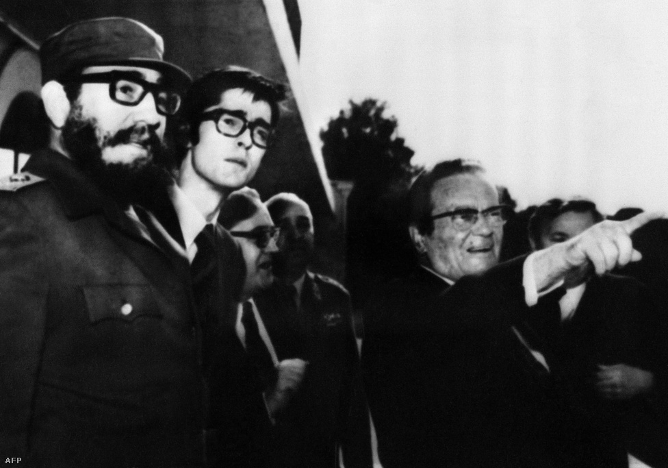 Fidel Castro kubai kommunista főtitkár Tito nyári rezidenciáján 1976. június 3-án a Brijuni-szigetcsoporton, amit Tito halála után 1983-ban nemzeti parkká nyilvánítottak. 1973-ban Kádár is vendég volt itt, és Tito a saját autójához kísérte Kádárt, beültette az anyósülésre, majd a volán mögé ülve maga vitte el a Brionka villához.