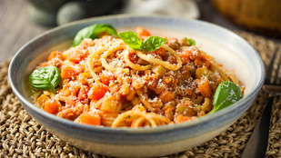 Avokádós-füstölt lazacos spagetti – gyors és egészséges fogás avokádórajongóknak