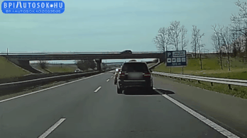 Videó: az M3-ason büntetőfékezett, aztán megdobálta a szerinte túl lassú autóst