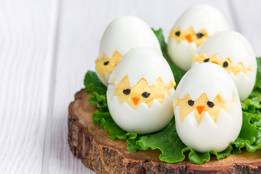 Isteni húsvéti csibék töltött tojásból: így tálald kreatívan
