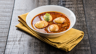 Indiai tojásos curry – édesburgonyával és hideg joghurttal a tetején lesz igazán finom