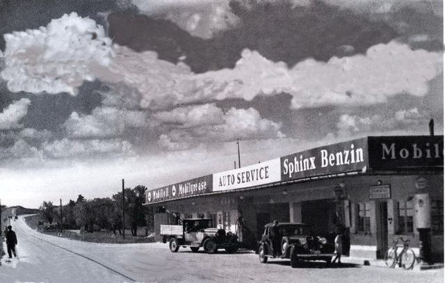 Balatoni műút, valamikor a 40-es évek eleje. Már kibővült az épületegyüttes, a Studebaker teherautó is megvan