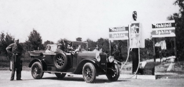 1936, az első év. Épületek még nincsenek, egy Fiat 503-as nagykocsi tankol éppen