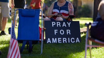 Egyre több amerikai fordul el a szervezett vallástól, taszítja őket a keveredés a politikával