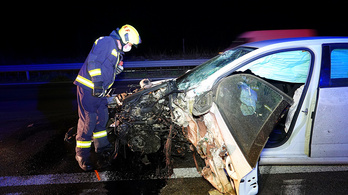 180 kilométer per órás sebességgel csapódott a szalagkorlátnak egy Skoda az M5-ös autópályán