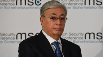 A kazah elnököt is beoltották